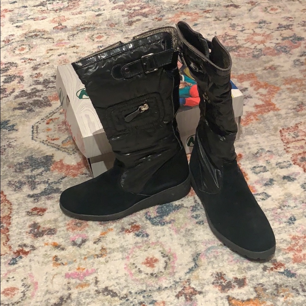 Naturino girls boot. Leather inside. Sz 35. New